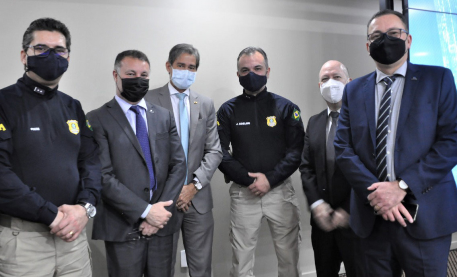 O secretário nacional de Trânsito, Frederico Carneiro, reuniu-se com representantes da Argentina e Paraguai, em Foz do Iguaçu, na tarde desta segunda-feira (18), para apresentar os aplicativos de documentos digitais. - Foz do Iguaçu, 19/10/2021 - Foto: Allan Marba/Detran-PR