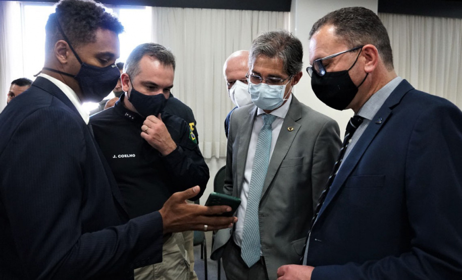 O secretário nacional de Trânsito, Frederico Carneiro, reuniu-se com representantes da Argentina e Paraguai, em Foz do Iguaçu, na tarde desta segunda-feira (18), para apresentar os aplicativos de documentos digitais. - Foz do Iguaçu, 19/10/2021 - Foto: Allan Marba/Detran-PR