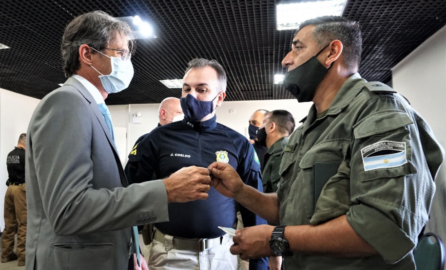 O secretário nacional de Trânsito, Frederico Carneiro, reuniu-se com representantes da Argentina e Paraguai, em Foz do Iguaçu, na tarde desta segunda-feira (18), para apresentar os aplicativos de documentos digitais. - Foz do Iguaçu, 19/10/2021 - Foto: Allan Marba/Detran-PR