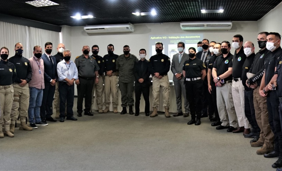 O secretário nacional de Trânsito, Frederico Carneiro, reuniu-se com representantes da Argentina e Paraguai, em Foz do Iguaçu, na tarde desta segunda-feira (18), para apresentar os aplicativos de documentos digitais. - Foz do Iguaçu, 19/10/2021 - Foto: Allan Marba/Detran-PR