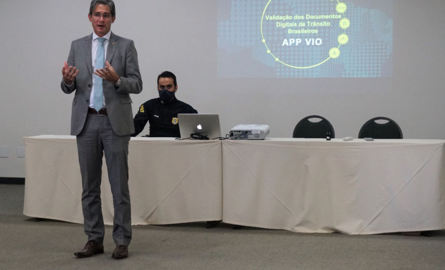 O secretário nacional de Trânsito, Frederico Carneiro, reuniu-se com representantes da Argentina e Paraguai, em Foz do Iguaçu, na tarde desta segunda-feira (18), para apresentar os aplicativos de documentos digitais. - Foz do Iguaçu, 19/10/2021 - Foto: Allan Marba/Detran-PR