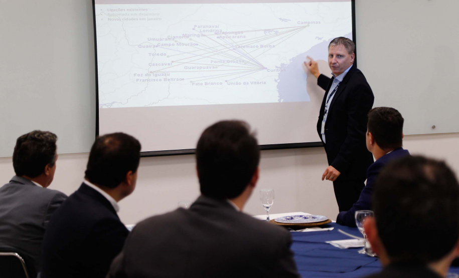 O Paraná será o Estado brasileiro com maior número de destinos cobertos pela Azul a partir de 2022. Onze cidades terão novas linhas operadas pela companhia e outras quatro terão suas operações retomadas após terem sido paralisadas durante a pandemia. O anúncio foi realizado nesta terça-feira (19) em um encontro de representantes da companhia com o governador Carlos Massa Ratinho Junior em Campinas (SP), na universidade corporativa da empresa, a Uniazul. Foto: Jonathan Campos/AEN