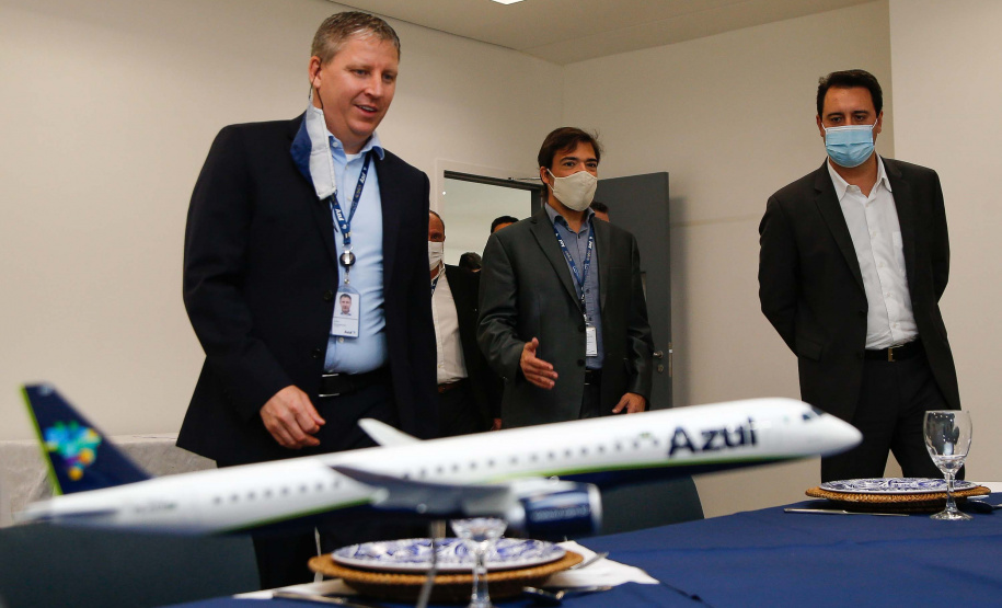 O Paraná será o Estado brasileiro com maior número de destinos cobertos pela Azul a partir de 2022. Onze cidades terão novas linhas operadas pela companhia e outras quatro terão suas operações retomadas após terem sido paralisadas durante a pandemia. O anúncio foi realizado nesta terça-feira (19) em um encontro de representantes da companhia com o governador Carlos Massa Ratinho Junior em Campinas (SP), na universidade corporativa da empresa, a Uniazul. Foto: Jonathan Campos/AEN