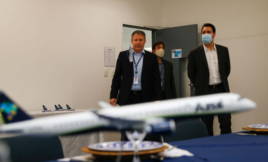 O Paraná será o Estado brasileiro com maior número de destinos cobertos pela Azul a partir de 2022. Onze cidades terão novas linhas operadas pela companhia e outras quatro terão suas operações retomadas após terem sido paralisadas durante a pandemia. O anúncio foi realizado nesta terça-feira (19) em um encontro de representantes da companhia com o governador Carlos Massa Ratinho Junior em Campinas (SP), na universidade corporativa da empresa, a Uniazul. Foto: Jonathan Campos/AEN