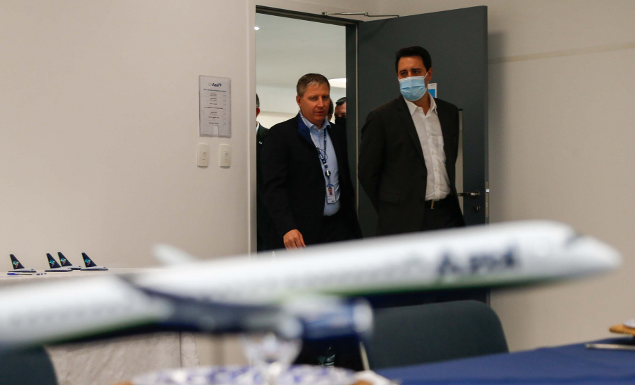 O Paraná será o Estado brasileiro com maior número de destinos cobertos pela Azul a partir de 2022. Onze cidades terão novas linhas operadas pela companhia e outras quatro terão suas operações retomadas após terem sido paralisadas durante a pandemia. O anúncio foi realizado nesta terça-feira (19) em um encontro de representantes da companhia com o governador Carlos Massa Ratinho Junior em Campinas (SP), na universidade corporativa da empresa, a Uniazul. Foto: Jonathan Campos/AEN