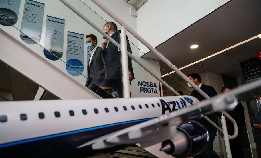 O Paraná será o Estado brasileiro com maior número de destinos cobertos pela Azul a partir de 2022. Onze cidades terão novas linhas operadas pela companhia e outras quatro terão suas operações retomadas após terem sido paralisadas durante a pandemia. O anúncio foi realizado nesta terça-feira (19) em um encontro de representantes da companhia com o governador Carlos Massa Ratinho Junior em Campinas (SP), na universidade corporativa da empresa, a Uniazul. Foto: Jonathan Campos/AEN