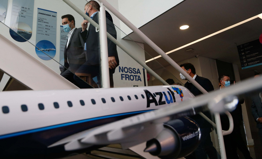 O Paraná será o Estado brasileiro com maior número de destinos cobertos pela Azul a partir de 2022. Onze cidades terão novas linhas operadas pela companhia e outras quatro terão suas operações retomadas após terem sido paralisadas durante a pandemia. O anúncio foi realizado nesta terça-feira (19) em um encontro de representantes da companhia com o governador Carlos Massa Ratinho Junior em Campinas (SP), na universidade corporativa da empresa, a Uniazul. Foto: Jonathan Campos/AEN