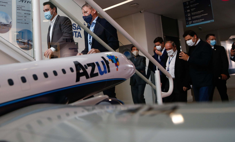 O Paraná será o Estado brasileiro com maior número de destinos cobertos pela Azul a partir de 2022. Onze cidades terão novas linhas operadas pela companhia e outras quatro terão suas operações retomadas após terem sido paralisadas durante a pandemia. O anúncio foi realizado nesta terça-feira (19) em um encontro de representantes da companhia com o governador Carlos Massa Ratinho Junior em Campinas (SP), na universidade corporativa da empresa, a Uniazul. Foto: Jonathan Campos/AEN