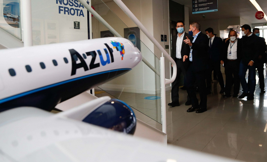 O Paraná será o Estado brasileiro com maior número de destinos cobertos pela Azul a partir de 2022. Onze cidades terão novas linhas operadas pela companhia e outras quatro terão suas operações retomadas após terem sido paralisadas durante a pandemia. O anúncio foi realizado nesta terça-feira (19) em um encontro de representantes da companhia com o governador Carlos Massa Ratinho Junior em Campinas (SP), na universidade corporativa da empresa, a Uniazul. Foto: Jonathan Campos/AEN