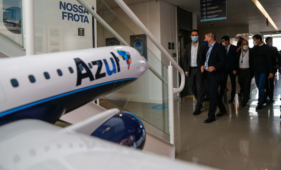 O Paraná será o Estado brasileiro com maior número de destinos cobertos pela Azul a partir de 2022. Onze cidades terão novas linhas operadas pela companhia e outras quatro terão suas operações retomadas após terem sido paralisadas durante a pandemia. O anúncio foi realizado nesta terça-feira (19) em um encontro de representantes da companhia com o governador Carlos Massa Ratinho Junior em Campinas (SP), na universidade corporativa da empresa, a Uniazul. Foto: Jonathan Campos/AEN