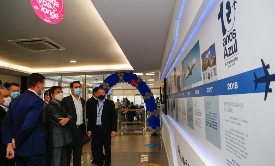 O Paraná será o Estado brasileiro com maior número de destinos cobertos pela Azul a partir de 2022. Onze cidades terão novas linhas operadas pela companhia e outras quatro terão suas operações retomadas após terem sido paralisadas durante a pandemia. O anúncio foi realizado nesta terça-feira (19) em um encontro de representantes da companhia com o governador Carlos Massa Ratinho Junior em Campinas (SP), na universidade corporativa da empresa, a Uniazul. Foto: Jonathan Campos/AEN