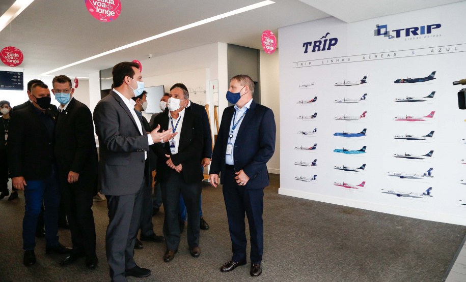 O Paraná será o Estado brasileiro com maior número de destinos cobertos pela Azul a partir de 2022. Onze cidades terão novas linhas operadas pela companhia e outras quatro terão suas operações retomadas após terem sido paralisadas durante a pandemia. O anúncio foi realizado nesta terça-feira (19) em um encontro de representantes da companhia com o governador Carlos Massa Ratinho Junior em Campinas (SP), na universidade corporativa da empresa, a Uniazul. Foto: Jonathan Campos/AEN
