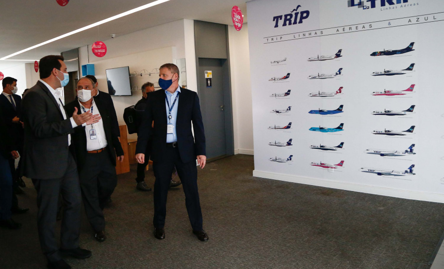 O Paraná será o Estado brasileiro com maior número de destinos cobertos pela Azul a partir de 2022. Onze cidades terão novas linhas operadas pela companhia e outras quatro terão suas operações retomadas após terem sido paralisadas durante a pandemia. O anúncio foi realizado nesta terça-feira (19) em um encontro de representantes da companhia com o governador Carlos Massa Ratinho Junior em Campinas (SP), na universidade corporativa da empresa, a Uniazul. Foto: Jonathan Campos/AEN