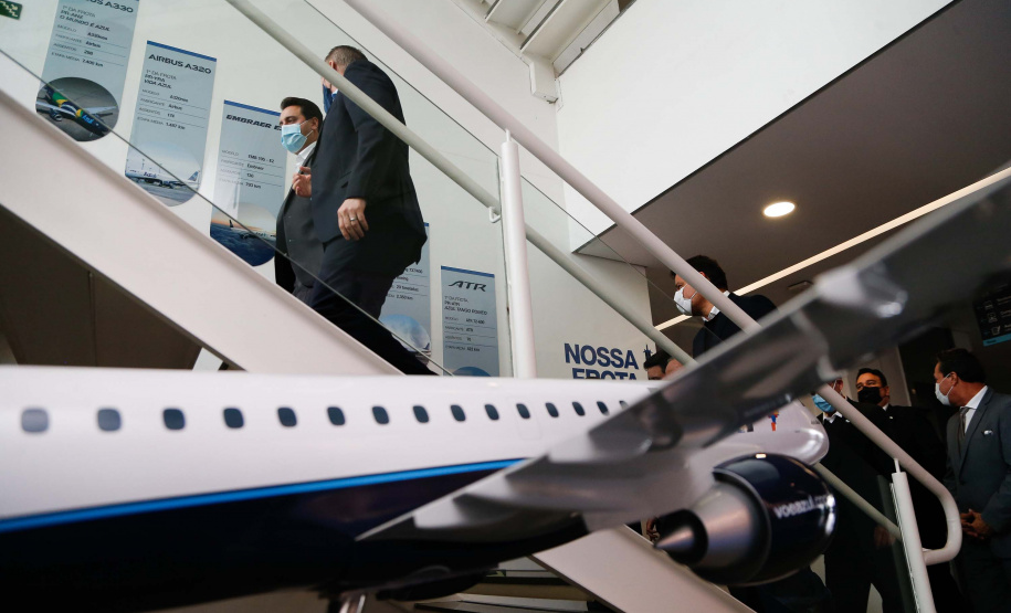 O Paraná será o Estado brasileiro com maior número de destinos cobertos pela Azul a partir de 2022. Onze cidades terão novas linhas operadas pela companhia e outras quatro terão suas operações retomadas após terem sido paralisadas durante a pandemia. O anúncio foi realizado nesta terça-feira (19) em um encontro de representantes da companhia com o governador Carlos Massa Ratinho Junior em Campinas (SP), na universidade corporativa da empresa, a Uniazul. Foto: Jonathan Campos/AEN