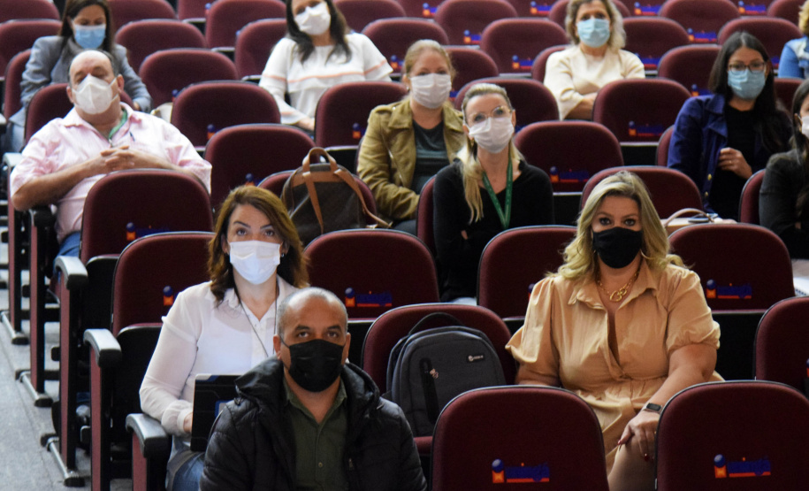 A importância da regionalização da Saúde no desenvolvimento do Planejamento Regional Integrado (PRI) foi destacada pelo secretário de Estado da Saúde, Beto Preto, em Maringá, com as Regionais de Saúde da abrangência da Macrorregião Noroeste, nesta terça-feira (19). - Maringá, 19/10/2021 - Foto: Américo Antonio/SESA