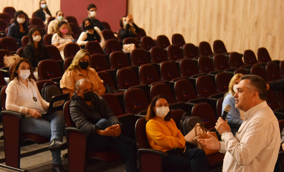 A importância da regionalização da Saúde no desenvolvimento do Planejamento Regional Integrado (PRI) foi destacada pelo secretário de Estado da Saúde, Beto Preto, em Maringá, com as Regionais de Saúde da abrangência da Macrorregião Noroeste, nesta terça-feira (19). - Maringá, 19/10/2021 - Foto: Américo Antonio/SESA