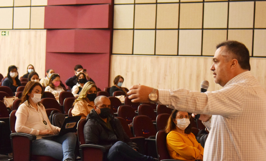 A importância da regionalização da Saúde no desenvolvimento do Planejamento Regional Integrado (PRI) foi destacada pelo secretário de Estado da Saúde, Beto Preto, em Maringá, com as Regionais de Saúde da abrangência da Macrorregião Noroeste, nesta terça-feira (19). - Maringá, 19/10/2021 - Foto: Américo Antonio/SESA