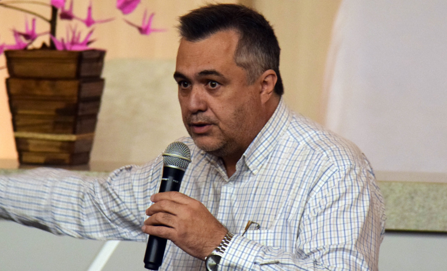 A importância da regionalização da Saúde no desenvolvimento do Planejamento Regional Integrado (PRI) foi destacada pelo secretário de Estado da Saúde, Beto Preto, em Maringá, com as Regionais de Saúde da abrangência da Macrorregião Noroeste, nesta terça-feira (19). - Maringá, 19/10/2021 - Foto: Américo Antonio/SESA