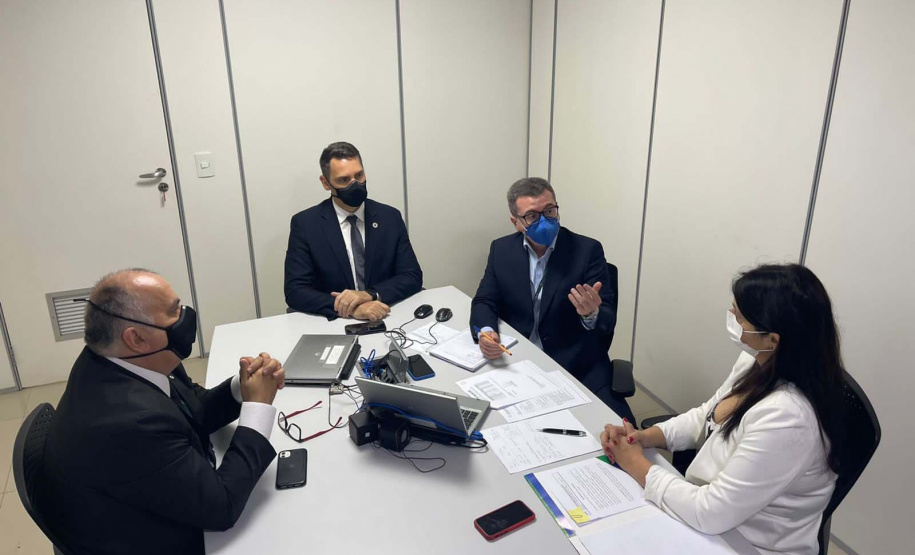 Representantes da Secretaria Estadual de Saúde (Sesa) se reuniram nesta segunda-feira (18) com o Ministério da Saúde, em Brasília, para debater o cenário pós-Covid. O principal assunto em pauta foi a manutenção e destino de 600 leitos de UTI habilitados no Paraná ao longo da pandemia. Foto: SESA