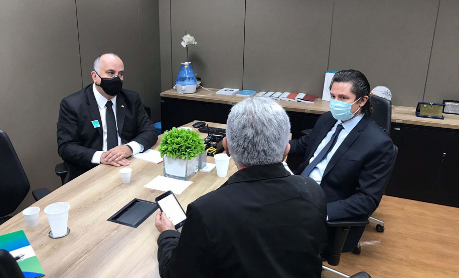 Representantes da Secretaria Estadual de Saúde (Sesa) se reuniram nesta segunda-feira (18) com o Ministério da Saúde, em Brasília, para debater o cenário pós-Covid. O principal assunto em pauta foi a manutenção e destino de 600 leitos de UTI habilitados no Paraná ao longo da pandemia. Foto: SESA