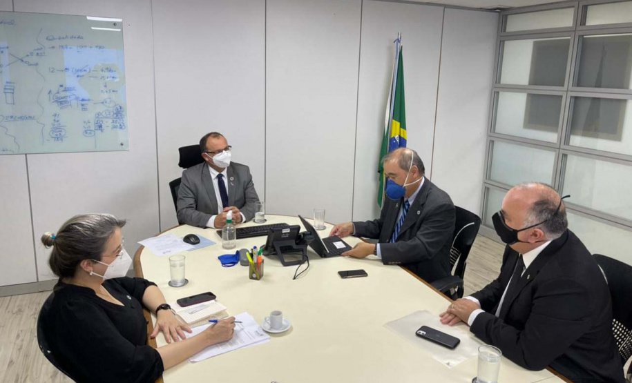 Representantes da Secretaria Estadual de Saúde (Sesa) se reuniram nesta segunda-feira (18) com o Ministério da Saúde, em Brasília, para debater o cenário pós-Covid. O principal assunto em pauta foi a manutenção e destino de 600 leitos de UTI habilitados no Paraná ao longo da pandemia. Foto: SESA