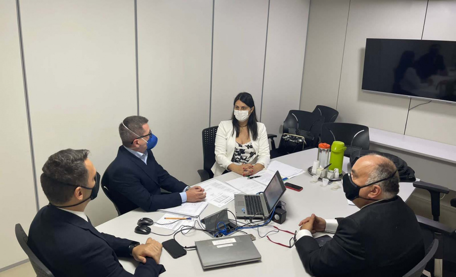 Representantes da Secretaria Estadual de Saúde (Sesa) se reuniram nesta segunda-feira (18) com o Ministério da Saúde, em Brasília, para debater o cenário pós-Covid. O principal assunto em pauta foi a manutenção e destino de 600 leitos de UTI habilitados no Paraná ao longo da pandemia. Foto: SESA
