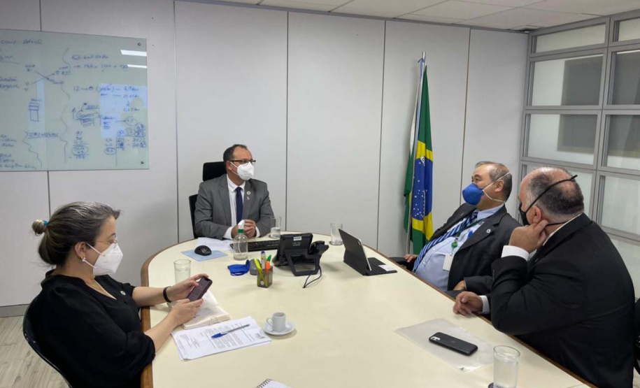Representantes da Secretaria Estadual de Saúde (Sesa) se reuniram nesta segunda-feira (18) com o Ministério da Saúde, em Brasília, para debater o cenário pós-Covid. O principal assunto em pauta foi a manutenção e destino de 600 leitos de UTI habilitados no Paraná ao longo da pandemia. Foto: SESA