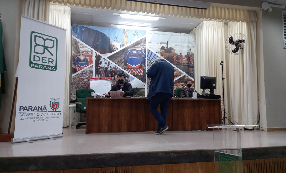 Abertura de envelopes com documentos de habilitação da licitação para conservar 193,27 km de rodovias da região Oeste - Curitiba, 19/10/2021 - Foto: DER