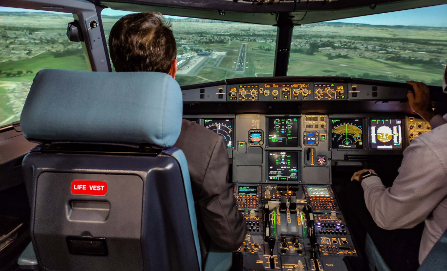 O Paraná será o Estado brasileiro com maior número de destinos cobertos pela Azul a partir de 2022. Onze cidades terão novas linhas operadas pela companhia e outras quatro terão suas operações retomadas após terem sido paralisadas durante a pandemia. O anúncio foi realizado nesta terça-feira (19) em um encontro de representantes da companhia com o governador Carlos Massa Ratinho Junior em Campinas (SP), na universidade corporativa da empresa, a Uniazul. Foto: Jonathan Campos/AEN