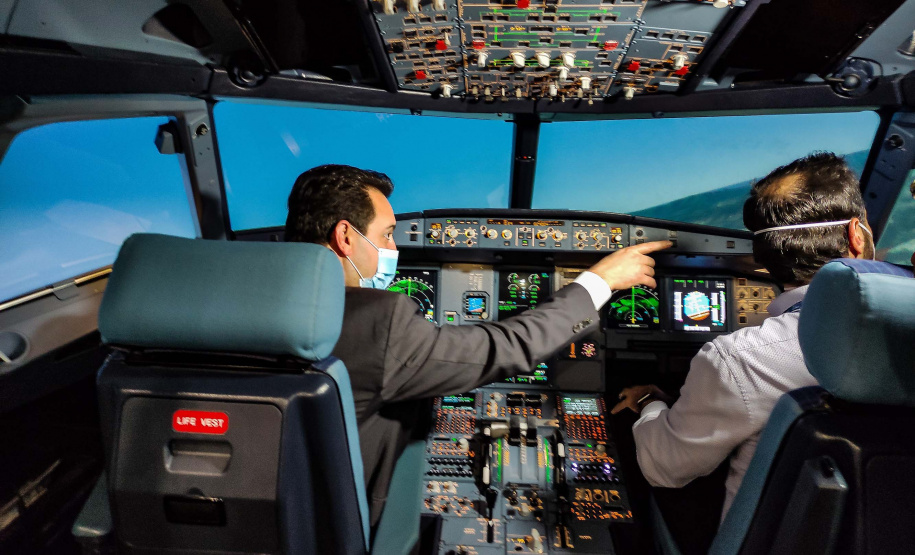 O Paraná será o Estado brasileiro com maior número de destinos cobertos pela Azul a partir de 2022. Onze cidades terão novas linhas operadas pela companhia e outras quatro terão suas operações retomadas após terem sido paralisadas durante a pandemia. O anúncio foi realizado nesta terça-feira (19) em um encontro de representantes da companhia com o governador Carlos Massa Ratinho Junior em Campinas (SP), na universidade corporativa da empresa, a Uniazul. Foto: Jonathan Campos/AEN