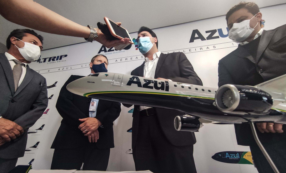 O Paraná será o Estado brasileiro com maior número de destinos cobertos pela Azul a partir de 2022. Onze cidades terão novas linhas operadas pela companhia e outras quatro terão suas operações retomadas após terem sido paralisadas durante a pandemia. O anúncio foi realizado nesta terça-feira (19) em um encontro de representantes da companhia com o governador Carlos Massa Ratinho Junior em Campinas (SP), na universidade corporativa da empresa, a Uniazul. Foto: Jonathan Campos/AEN