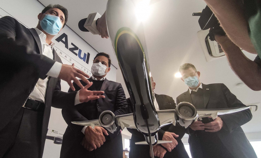 O Paraná será o Estado brasileiro com maior número de destinos cobertos pela Azul a partir de 2022. Onze cidades terão novas linhas operadas pela companhia e outras quatro terão suas operações retomadas após terem sido paralisadas durante a pandemia. O anúncio foi realizado nesta terça-feira (19) em um encontro de representantes da companhia com o governador Carlos Massa Ratinho Junior em Campinas (SP), na universidade corporativa da empresa, a Uniazul. Foto: Jonathan Campos/AEN
