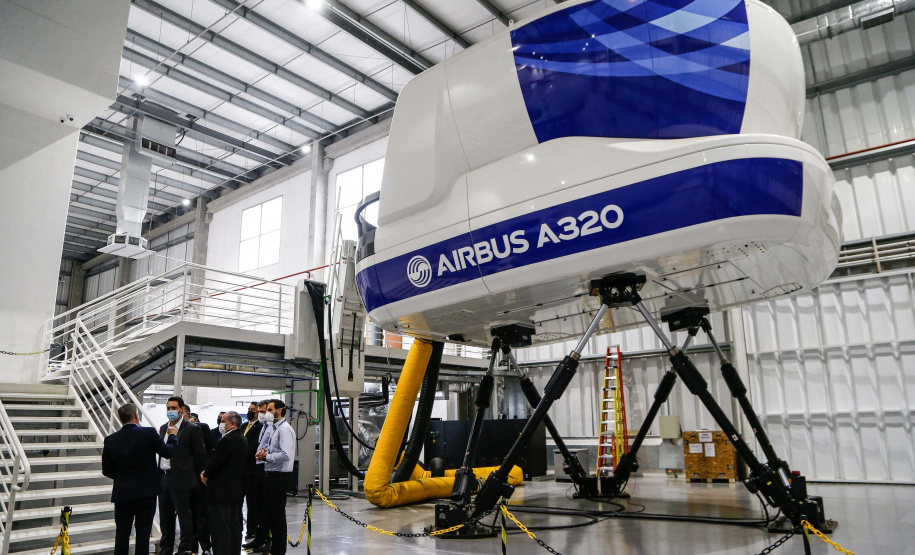 O Paraná será o Estado brasileiro com maior número de destinos cobertos pela Azul a partir de 2022. Onze cidades terão novas linhas operadas pela companhia e outras quatro terão suas operações retomadas após terem sido paralisadas durante a pandemia. O anúncio foi realizado nesta terça-feira (19) em um encontro de representantes da companhia com o governador Carlos Massa Ratinho Junior em Campinas (SP), na universidade corporativa da empresa, a Uniazul. Foto: Jonathan Campos/AEN