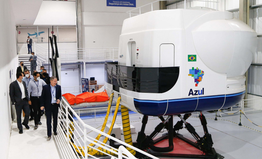 O Paraná será o Estado brasileiro com maior número de destinos cobertos pela Azul a partir de 2022. Onze cidades terão novas linhas operadas pela companhia e outras quatro terão suas operações retomadas após terem sido paralisadas durante a pandemia. O anúncio foi realizado nesta terça-feira (19) em um encontro de representantes da companhia com o governador Carlos Massa Ratinho Junior em Campinas (SP), na universidade corporativa da empresa, a Uniazul. Foto: Jonathan Campos/AEN