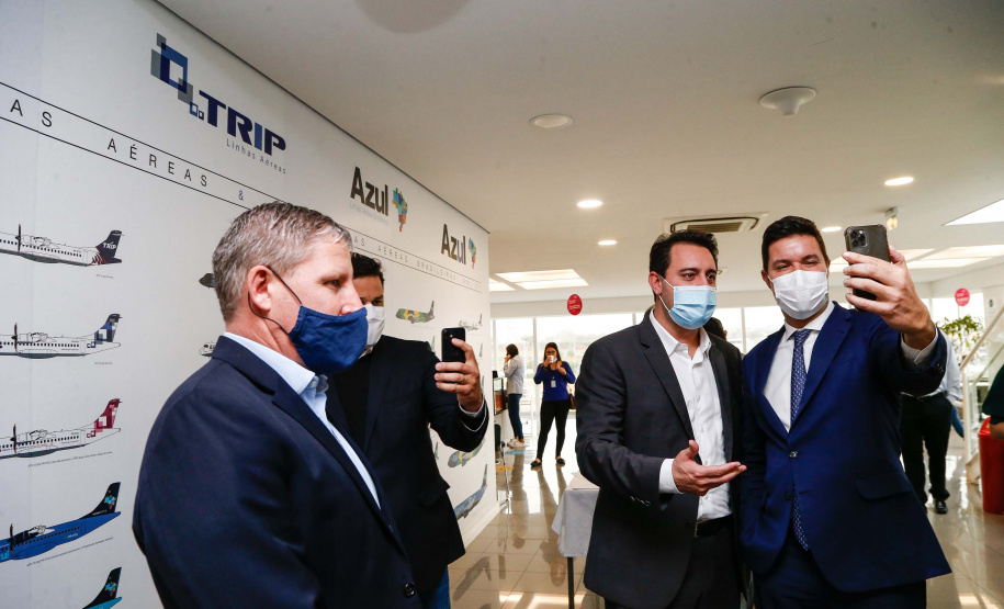 O Paraná será o Estado brasileiro com maior número de destinos cobertos pela Azul a partir de 2022. Onze cidades terão novas linhas operadas pela companhia e outras quatro terão suas operações retomadas após terem sido paralisadas durante a pandemia. O anúncio foi realizado nesta terça-feira (19) em um encontro de representantes da companhia com o governador Carlos Massa Ratinho Junior em Campinas (SP), na universidade corporativa da empresa, a Uniazul. Foto: Jonathan Campos/AEN