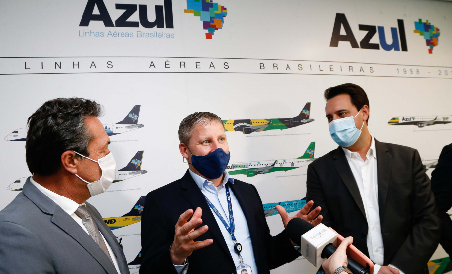 O Paraná será o Estado brasileiro com maior número de destinos cobertos pela Azul a partir de 2022. Onze cidades terão novas linhas operadas pela companhia e outras quatro terão suas operações retomadas após terem sido paralisadas durante a pandemia. O anúncio foi realizado nesta terça-feira (19) em um encontro de representantes da companhia com o governador Carlos Massa Ratinho Junior em Campinas (SP), na universidade corporativa da empresa, a Uniazul. Foto: Jonathan Campos/AEN
