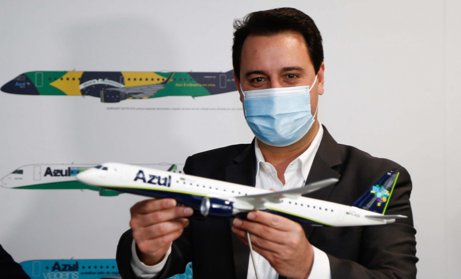 O Paraná será o Estado brasileiro com maior número de destinos cobertos pela Azul a partir de 2022. Onze cidades terão novas linhas operadas pela companhia e outras quatro terão suas operações retomadas após terem sido paralisadas durante a pandemia. O anúncio foi realizado nesta terça-feira (19) em um encontro de representantes da companhia com o governador Carlos Massa Ratinho Junior em Campinas (SP), na universidade corporativa da empresa, a Uniazul. Foto: Jonathan Campos/AEN