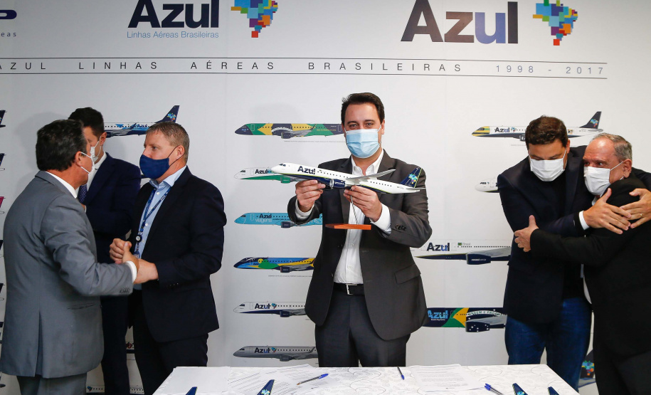 O Paraná será o Estado brasileiro com maior número de destinos cobertos pela Azul a partir de 2022. Onze cidades terão novas linhas operadas pela companhia e outras quatro terão suas operações retomadas após terem sido paralisadas durante a pandemia. O anúncio foi realizado nesta terça-feira (19) em um encontro de representantes da companhia com o governador Carlos Massa Ratinho Junior em Campinas (SP), na universidade corporativa da empresa, a Uniazul. Foto: Jonathan Campos/AEN