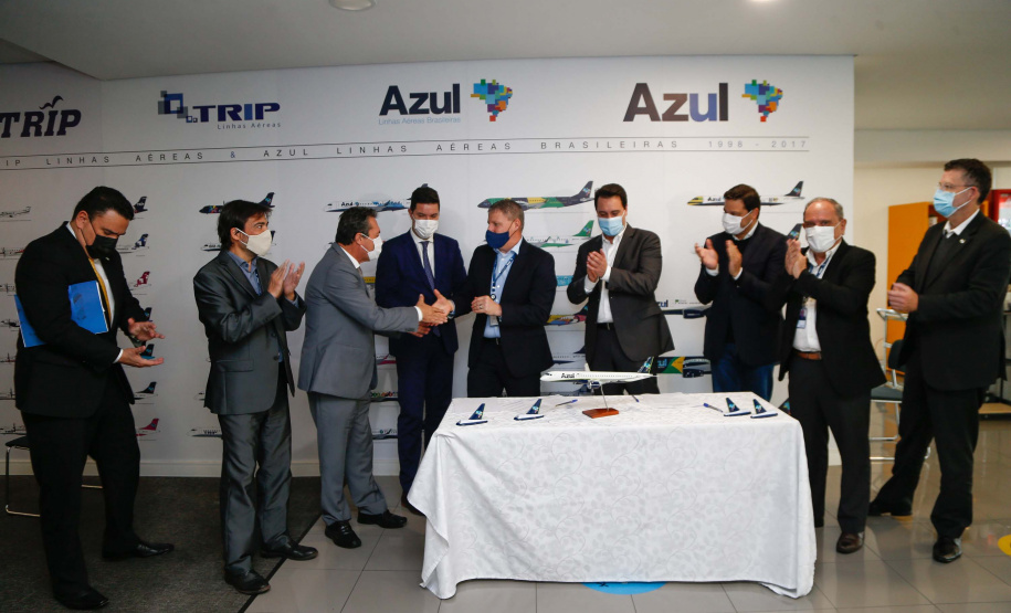 O Paraná será o Estado brasileiro com maior número de destinos cobertos pela Azul a partir de 2022. Onze cidades terão novas linhas operadas pela companhia e outras quatro terão suas operações retomadas após terem sido paralisadas durante a pandemia. O anúncio foi realizado nesta terça-feira (19) em um encontro de representantes da companhia com o governador Carlos Massa Ratinho Junior em Campinas (SP), na universidade corporativa da empresa, a Uniazul. Foto: Jonathan Campos/AEN