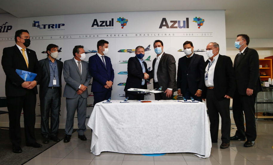 O Paraná será o Estado brasileiro com maior número de destinos cobertos pela Azul a partir de 2022. Onze cidades terão novas linhas operadas pela companhia e outras quatro terão suas operações retomadas após terem sido paralisadas durante a pandemia. O anúncio foi realizado nesta terça-feira (19) em um encontro de representantes da companhia com o governador Carlos Massa Ratinho Junior em Campinas (SP), na universidade corporativa da empresa, a Uniazul. Foto: Jonathan Campos/AEN