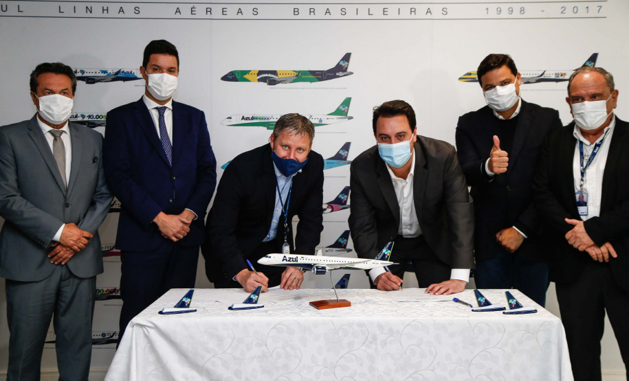 O Paraná será o Estado brasileiro com maior número de destinos cobertos pela Azul a partir de 2022. Onze cidades terão novas linhas operadas pela companhia e outras quatro terão suas operações retomadas após terem sido paralisadas durante a pandemia. O anúncio foi realizado nesta terça-feira (19) em um encontro de representantes da companhia com o governador Carlos Massa Ratinho Junior em Campinas (SP), na universidade corporativa da empresa, a Uniazul. Foto: Jonathan Campos/AEN