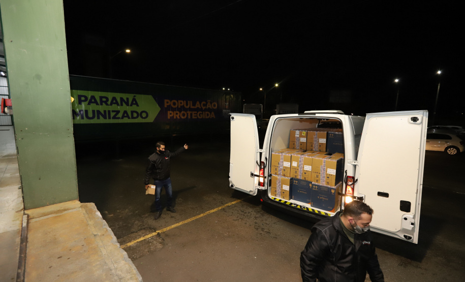 Um novo carregamento com 318.240 doses de vacinas contra a Covid-19 chega no Centro de Medicamentos do Paraná (Cemepar), em Curitiba, na noite desta terça-feira (19).   Desse total, 228.150 doses  Pfizer/BioNTech  são exclusivas para a população de 12 a 17 anos, sem comorbidades ou pertencentes a grupos prioritários.Foto: Geraldo Bubniak/AEN