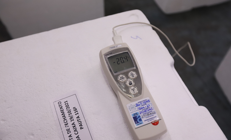 Um novo carregamento com 318.240 doses de vacinas contra a Covid-19 chega no Centro de Medicamentos do Paraná (Cemepar), em Curitiba, na noite desta terça-feira (19).   Desse total, 228.150 doses  Pfizer/BioNTech  são exclusivas para a população de 12 a 17 anos, sem comorbidades ou pertencentes a grupos prioritários.Foto: Geraldo Bubniak/AEN