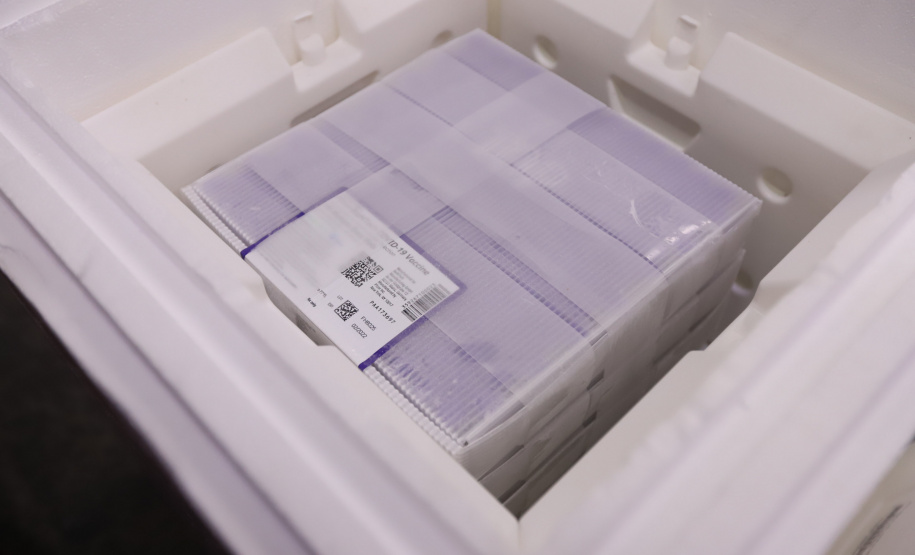 Um novo carregamento com 318.240 doses de vacinas contra a Covid-19 chega no Centro de Medicamentos do Paraná (Cemepar), em Curitiba, na noite desta terça-feira (19).   Desse total, 228.150 doses  Pfizer/BioNTech  são exclusivas para a população de 12 a 17 anos, sem comorbidades ou pertencentes a grupos prioritários.Foto: Geraldo Bubniak/AEN