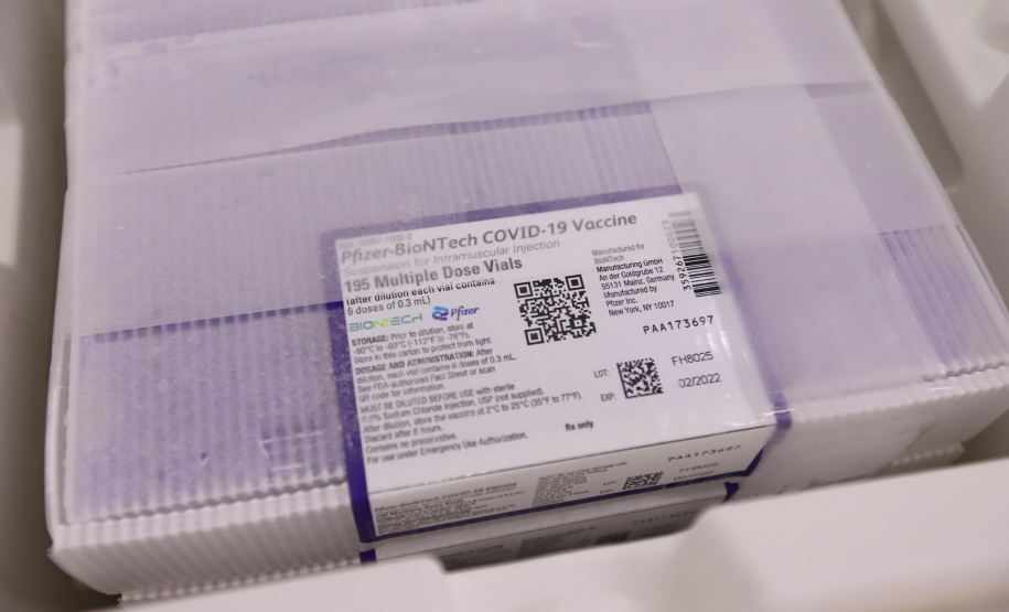 Um novo carregamento com 318.240 doses de vacinas contra a Covid-19 chega no Centro de Medicamentos do Paraná (Cemepar), em Curitiba, na noite desta terça-feira (19).   Desse total, 228.150 doses  Pfizer/BioNTech  são exclusivas para a população de 12 a 17 anos, sem comorbidades ou pertencentes a grupos prioritários.Foto: Geraldo Bubniak/AEN