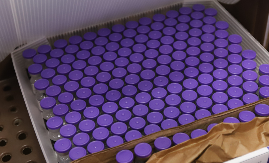 Um novo carregamento com 318.240 doses de vacinas contra a Covid-19 chega no Centro de Medicamentos do Paraná (Cemepar), em Curitiba, na noite desta terça-feira (19).   Desse total, 228.150 doses  Pfizer/BioNTech  são exclusivas para a população de 12 a 17 anos, sem comorbidades ou pertencentes a grupos prioritários.Foto: Geraldo Bubniak/AEN