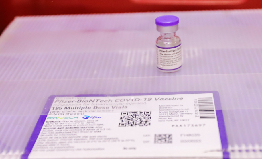 Um novo carregamento com 318.240 doses de vacinas contra a Covid-19 chega no Centro de Medicamentos do Paraná (Cemepar), em Curitiba, na noite desta terça-feira (19).   Desse total, 228.150 doses  Pfizer/BioNTech  são exclusivas para a população de 12 a 17 anos, sem comorbidades ou pertencentes a grupos prioritários.Foto: Geraldo Bubniak/AEN