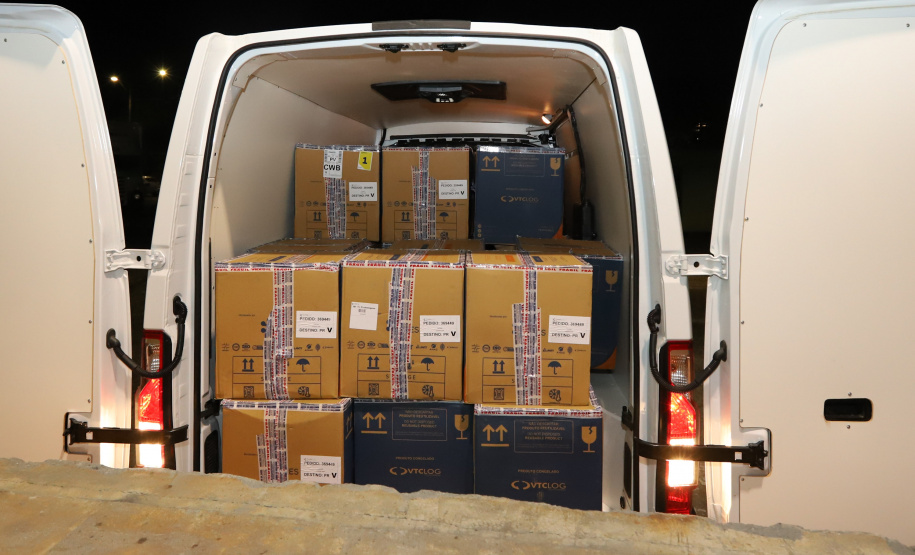 Um novo carregamento com 318.240 doses de vacinas contra a Covid-19 chega no Centro de Medicamentos do Paraná (Cemepar), em Curitiba, na noite desta terça-feira (19).   Desse total, 228.150 doses  Pfizer/BioNTech  são exclusivas para a população de 12 a 17 anos, sem comorbidades ou pertencentes a grupos prioritários.Foto: Geraldo Bubniak/AEN