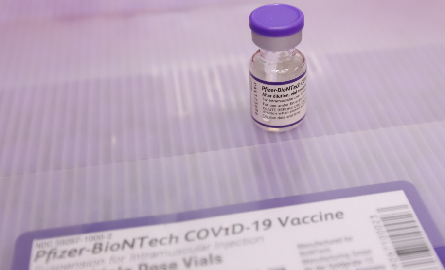 Um novo carregamento com 318.240 doses de vacinas contra a Covid-19 chega no Centro de Medicamentos do Paraná (Cemepar), em Curitiba, na noite desta terça-feira (19).   Desse total, 228.150 doses  Pfizer/BioNTech  são exclusivas para a população de 12 a 17 anos, sem comorbidades ou pertencentes a grupos prioritários.Foto: Geraldo Bubniak/AEN