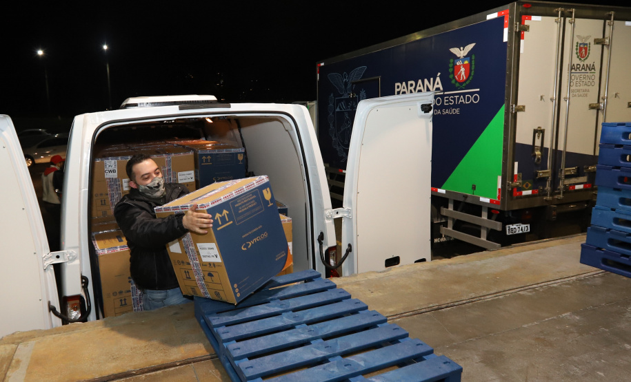 Um novo carregamento com 318.240 doses de vacinas contra a Covid-19 chega no Centro de Medicamentos do Paraná (Cemepar), em Curitiba, na noite desta terça-feira (19).   Desse total, 228.150 doses  Pfizer/BioNTech  são exclusivas para a população de 12 a 17 anos, sem comorbidades ou pertencentes a grupos prioritários.Foto: Geraldo Bubniak/AEN